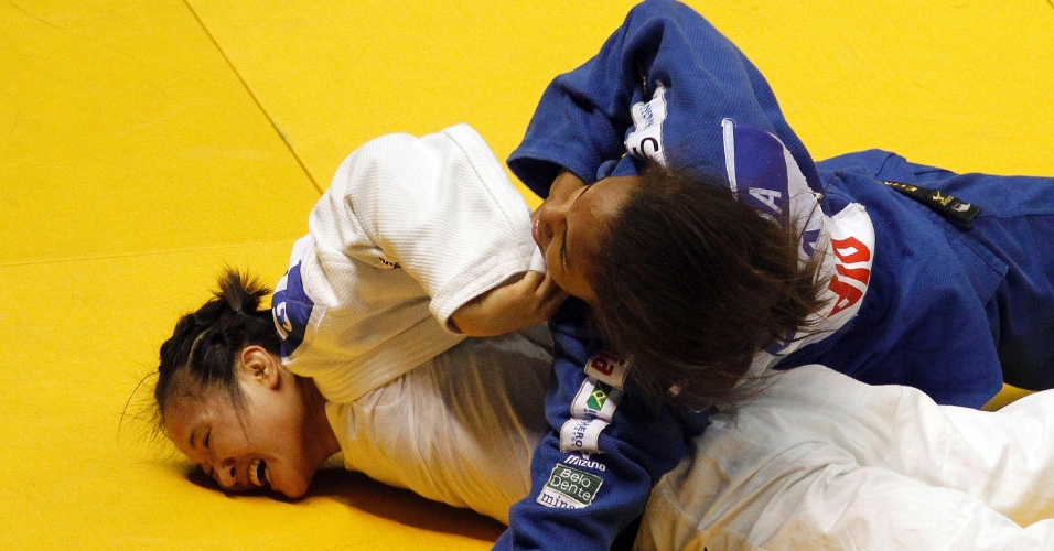 - Erika Miranda (de azul) enfrenta chinesa Cancan He (CHN) durante a Copa do Mundo de Judô (25/06/2011)