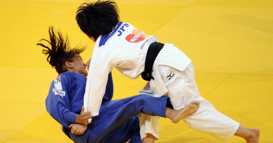 Japonesa Haruna Asami aplica ippon contra a brasileira Sarah Menezes na semifinal do Mundial de judô em Paris (23/08/2011)