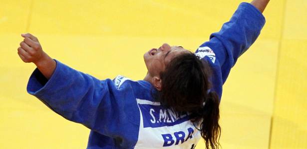 Sarah Menezes comemora ao vencer a disputa pela medalha de bronze em Paris - Charles Platiau/Reuters