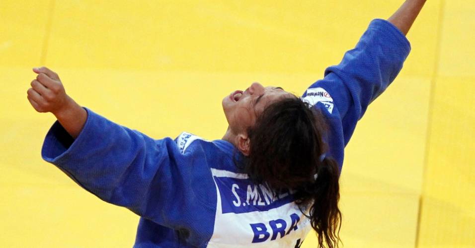Sarah Menezes comemora ao vencer a disputa pela medalha de bronze em Paris (23/08/2011)