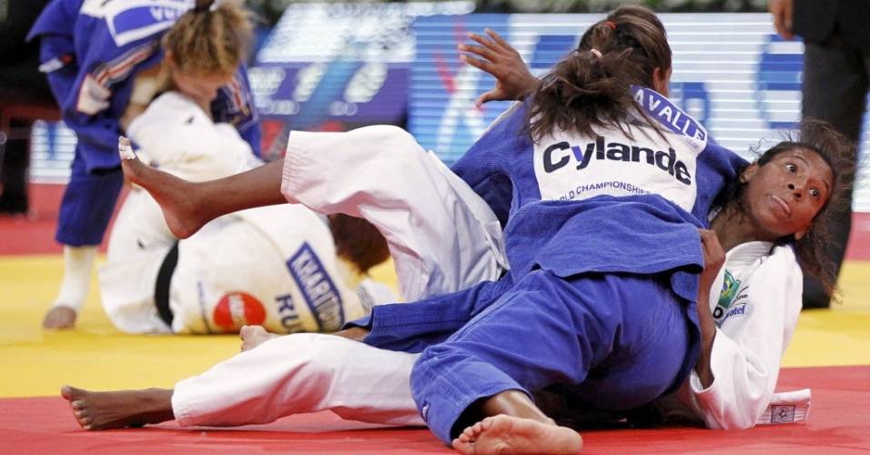 A brasileira Rafaela Silva (branco) durante luta no Mundial de judô em Paris, na França (24/08/2011)
