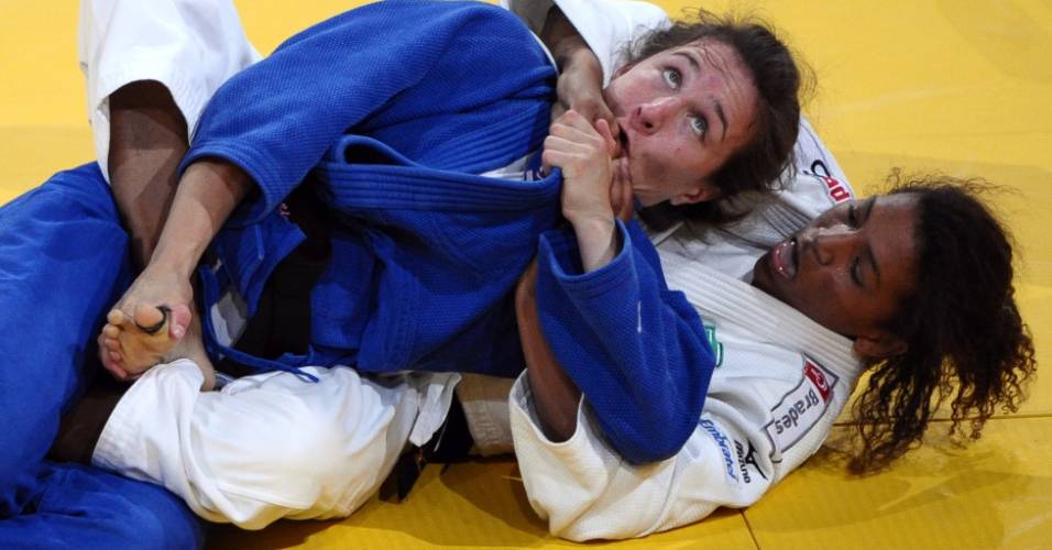Rafaela Silva (branco) tenta chave em Marti Malloy, dos EUA, na semifinal dos 57kg (24/08/2011)