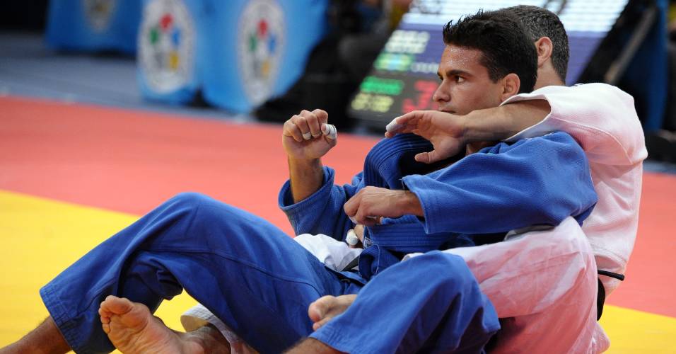 Leandro Guilheiro comemora vitória sobre Elkhan Rajabli, do Azerbaijão, na decisão do bronze (25/08/2011)