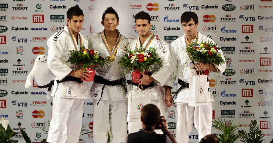 Pódio da categoria até 81kg, com Leandro Guilheiro, bronze, no centro (25/08/2011)