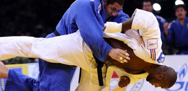 O brasileiro Rafael Silva (azul) não conseguiu parar o francês Teddy Riner - AFP/ MIGUEL MEDINA