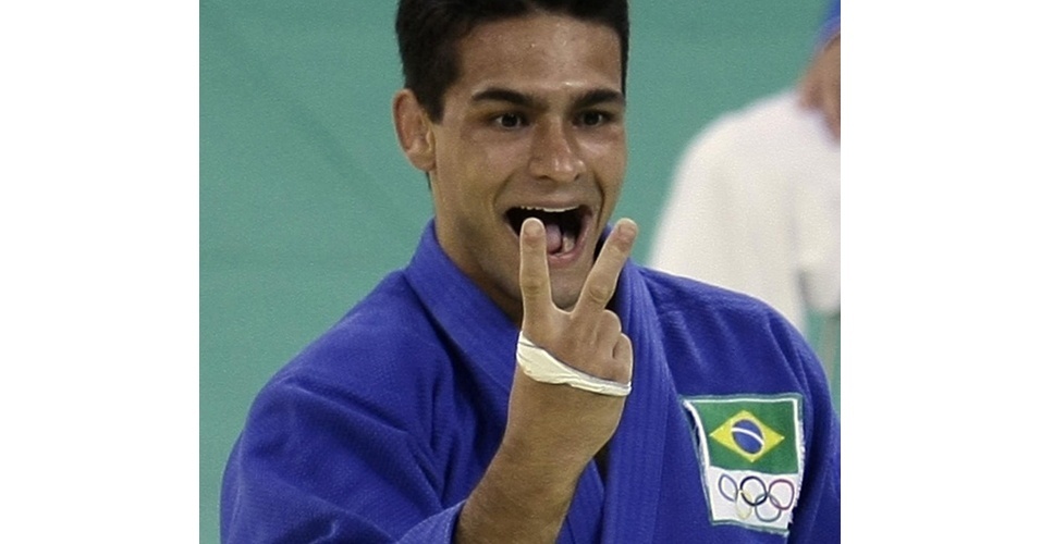 Após bater o iraniano Malomat, Guilheiro comemora sua segunda medalha de bronze olímpica (11/08/2008)