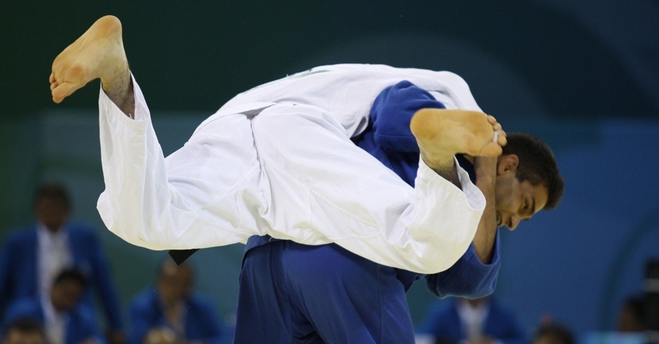 Leandro Guilheiro (de azul) derruba o iraniano Ali Malomat nas Olimpíadas de Pequim-2008 (11/8/2008)