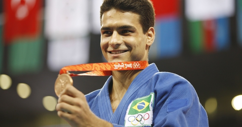 Leandro Guilheiro mostra a medalha de bronze conquistada em Pequim-2008 (11/08/2008)