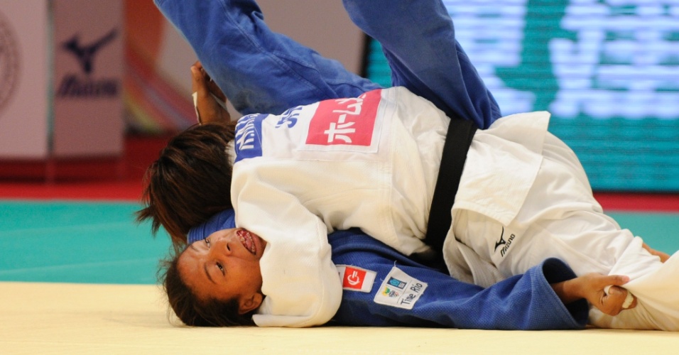A brasileira Rafaela Silva (azul) acabou derrotada pela japonesa Kaori Matsumoto no Grand Slam de Tóquio