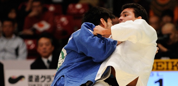 Leandro Guilheiro (branco) perdeu o ouro para o japonês Tomohiro Kawakami - AFP/Toru Yamanaka