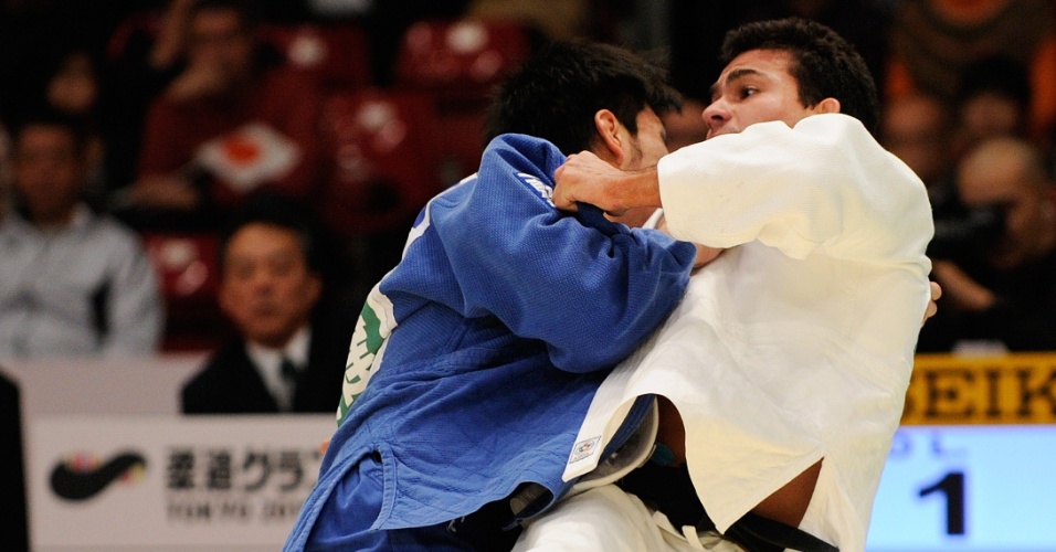 Leandro Guilheiro (branco) durante combate com o japonês Tomohiro Kawakami no Grand Slam de Tóquio