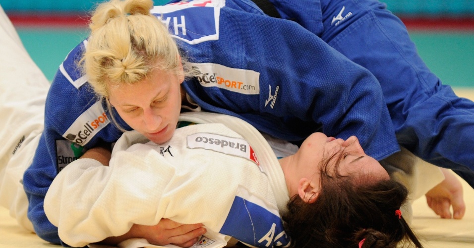 A brasileira Mayra Aguiar (branco) acabou derrotada pela norte-americana Kayla Harrison na semifinal do Grand Slam de Tóquio (11/12/11)