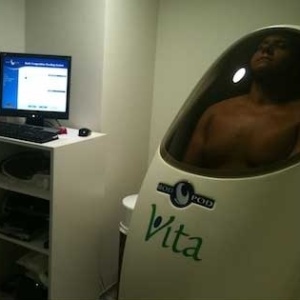 Judoca Rafael Silva, o Baby, entra em cápsula que mede o volume de gordura corporal (28/01/2012)