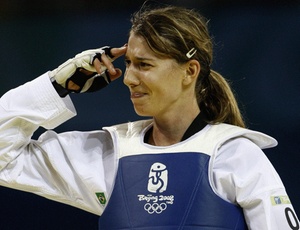 Natália Falavigna celebrando bronze nos Jogos Olímpicos de Pequim