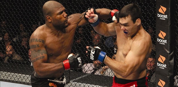 Quinton 'Rampage' Jackson bate durante vitória sobre Lyoto Machida no UFC 123