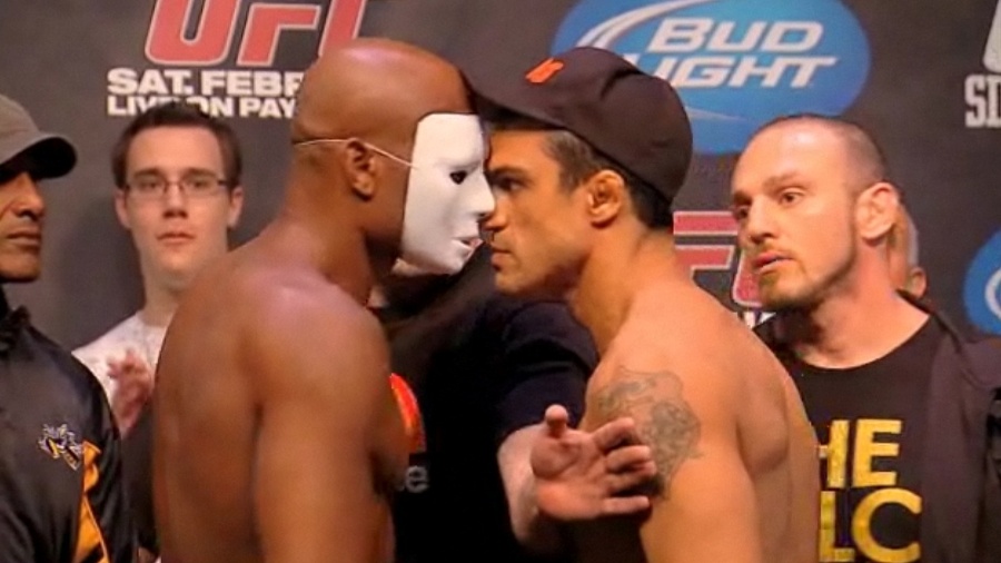 Anderson usa máscara, camisa do Corinthians e provoca Belfort na pesagem do UFC 126 - Reprodução
