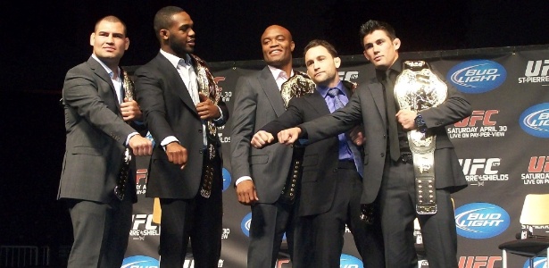 Anderson Silva posa para fotos com outros campeões do UFC, em Toronto (CAN) - Rodrigo Farah/UOL