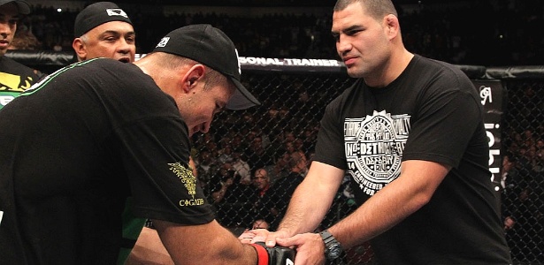 Junior Cigano cumprimenta Velásquez no UFC 131; os dois se enfrentarão na TV aberta