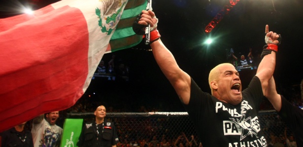 Tito Ortiz comemora sua vitória diante de Ryan Bader, no UFC 132, que encerrou hiato - Getty Images