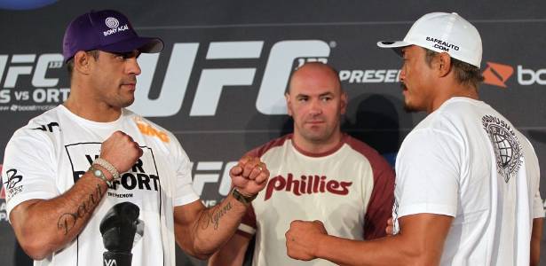 Vitor Belfort e Yoshihiro Akiyama (JAP) posam para fotos na coletiva, na Filadélfia - UFC/Divulgação