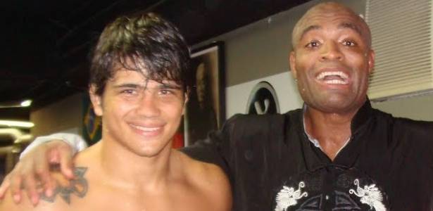 Erick Silva posa junto a um dos seus principais mentores no MMA, Anderson Silva