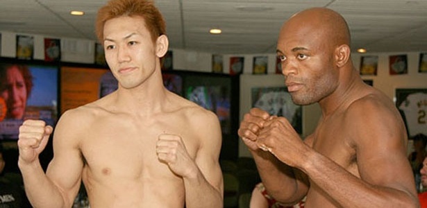 Anderson Silva e Okami posam para foto antes do primeiro combate entre eles, em 2006
