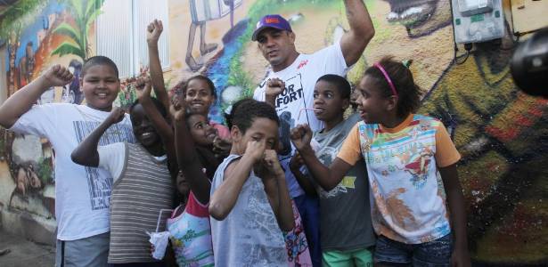 Vitor Belfort brinca com crianças durante visita ao Morro do Cantagalo, no Rio de Janeiro