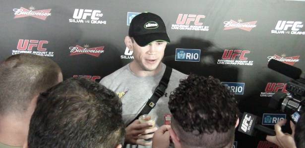 Forrest Griffin concede entrevista após treino aberto do UFC Rio em Copacabana
