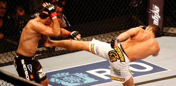 Paulo Thiago (e) se esquiva do chute do americano David Mitchell em sua vitória no UFC - Marcelo de Jesus/UOL