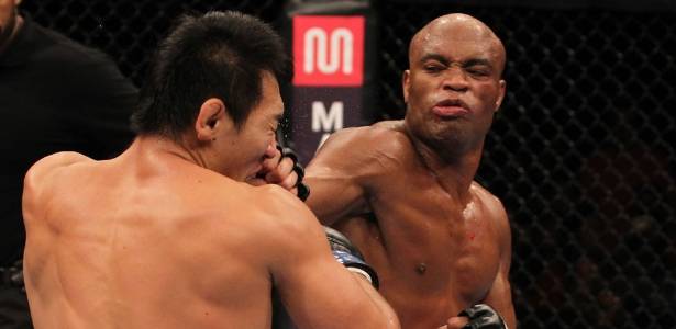 Anderson Silva acerta Okami, em um dos três nocautes nas lutas principais no Rio - Divulgação/UFC