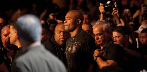 Anderson Silva caminha para o octógono do UFC Rio com a camisa do Corinthians - Rafael Andrade/Folhapress