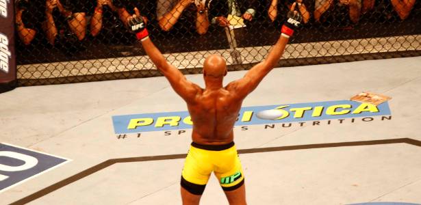 Anderson Silva comemora após vencer japonês por nocaute no UFC Rio