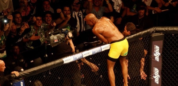 Anderson Silva comemora vitória junto ao público no UFC Rio - Marcelo de Jesus/UOL