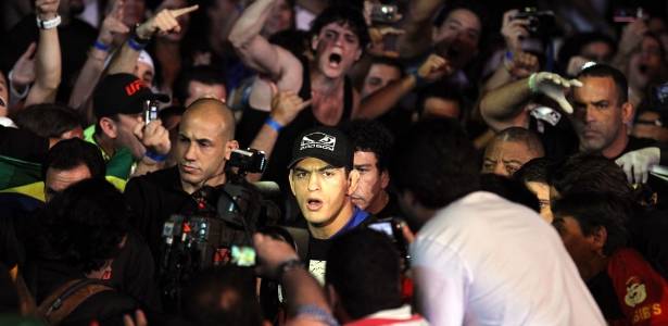 Integrante do Bope, Paulo Thiago é festejado na entrada para sua luta no UFC Rio - UFC/Divulgação