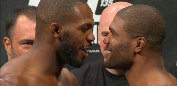 Jon Jones e Rampage Jackson se provocam na encarada após a pesagem do UFC 135 - Reprodução