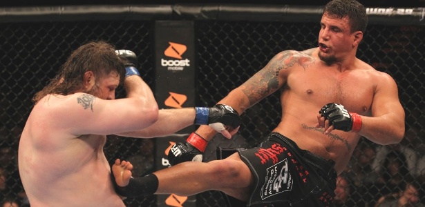 Frank Mir chuta Roy Nelson, durante combate pelo UFC; ele enfrenta Velásquez em maio - UFC/Divulgação