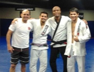 Anderson treina jiu-jítsu com o pupilo Erick Silva (d)