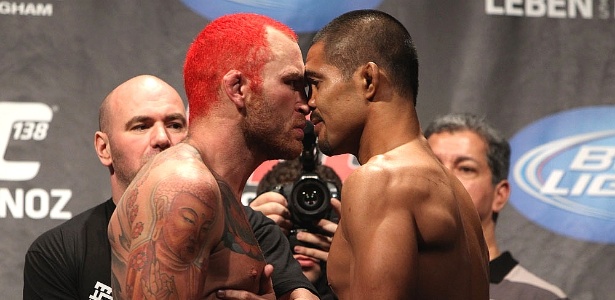 Chris Leben e Mark Muñoz se encaram na pesagem do UFC 138, na Inglaterra