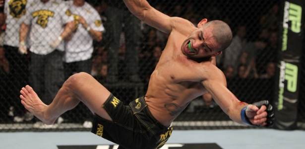 Renan Barão comemora vitória sobre o inglês Brad Pickett no UFC 138, seu último duelo