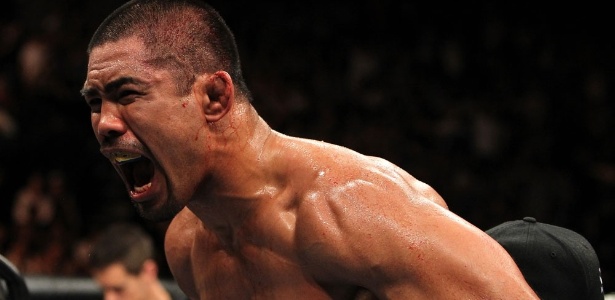 Mark Muñoz comemora vitória contra Chris Leben no UFC 138, em Birmingham (ING)