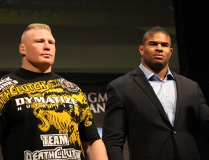 Brock Lesnar e Alistair Overeem durante um evento do UFC 141; americano vive problema com a lei