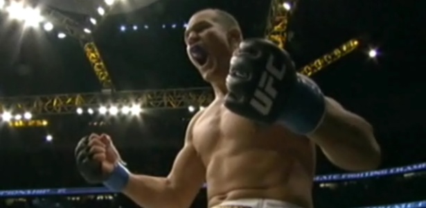 Cigano comemora a vitória sobre Velásquez, que lhe rendeu o título dos pesados do UFC
