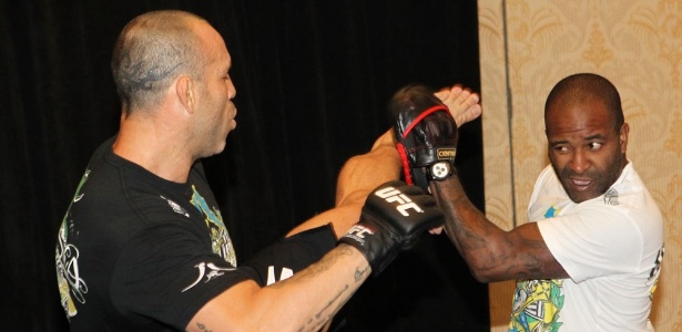 Técnico Rafael Cordeiro trabalha com Wanderlei Silva antes de combate no UFC - UFC/Divulgação