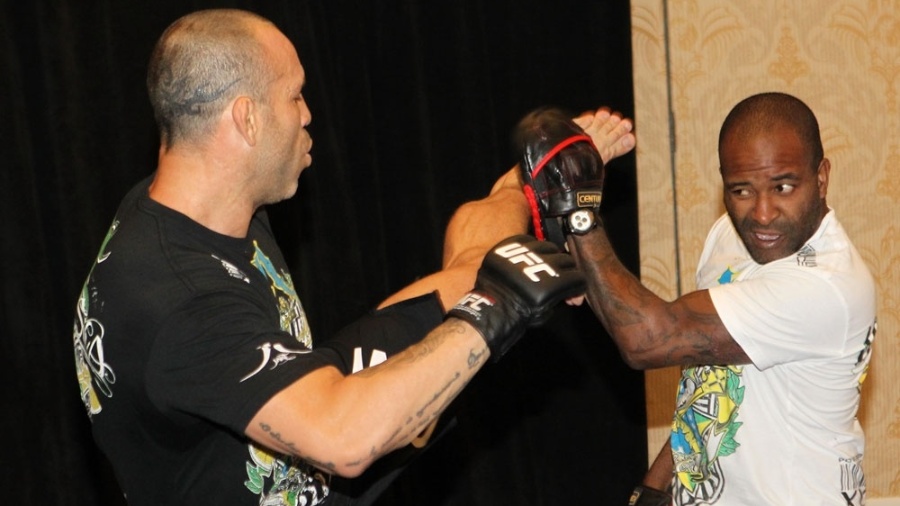 Técnico Rafael Cordeiro trabalhando com Wanderlei Silva antes de combate no UFC - UFC/Divulgação