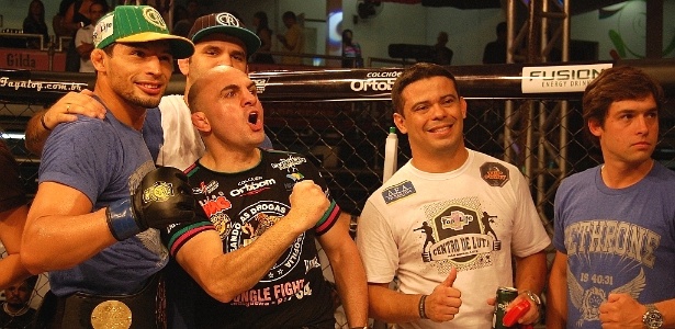 Com Wallid Ismail, Adriano Martins festeja cinturão interino dos leves do Jungle Fight