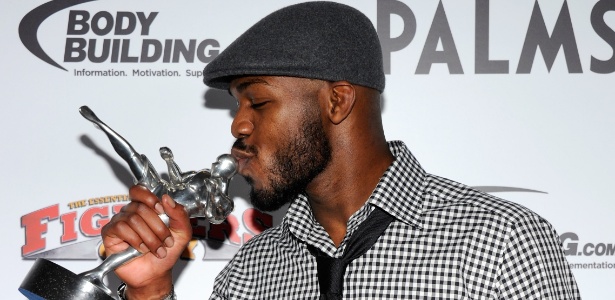 Jon Jones beija o prêmio de melhor lutador em 2011; americano repetiu a dose em 2012 - Ethan Miller/AFP