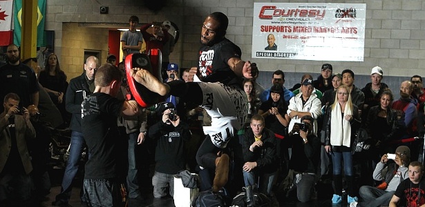 Jones executa chute em treino; seu técnico, Greg Jackson, criou a faixa preta de MMA - UFC/Divulgação