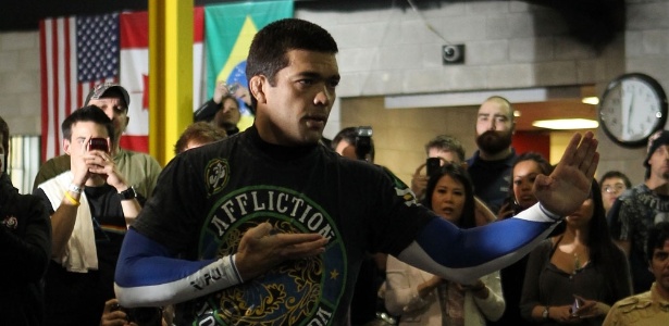 Machida participa do treino aberto para o UFC 140, em que desafia o campeão Jones