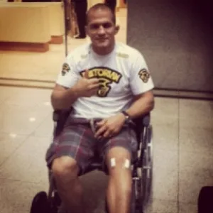 Cigano deixa o hospital em São Paulo após cirurgia no joelho (08/12/11) - Reprodução/Twitter