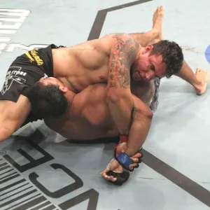 Frank Mir finaliza Rodrigo Minotauro durante a disputa do UFC 140, em Toronto - Getty Images